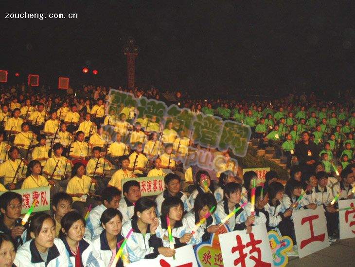 荣幸：我参加了庆“五.一”千人二胡演奏音乐会10